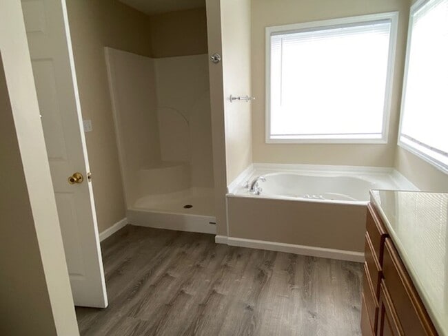 Building Photo - Three Bedroom Executive Home with 2.5 Bath...