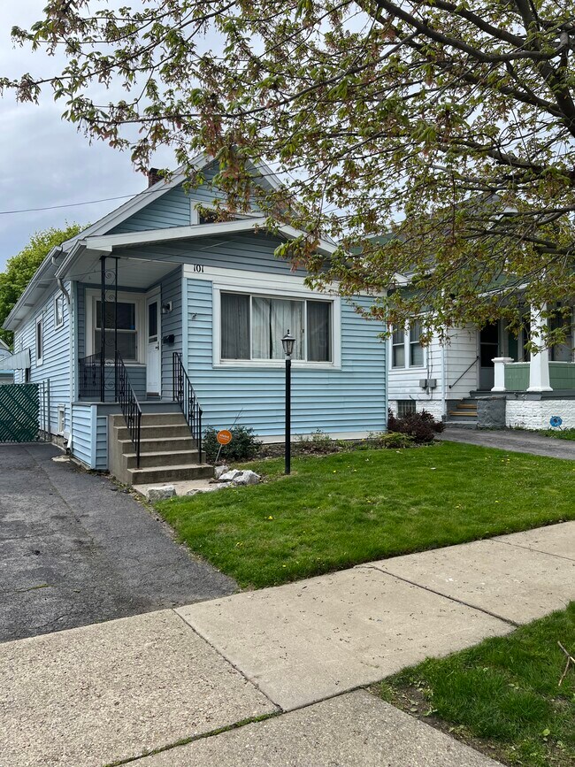 Primary Photo - 101 Maple Ridge Ave