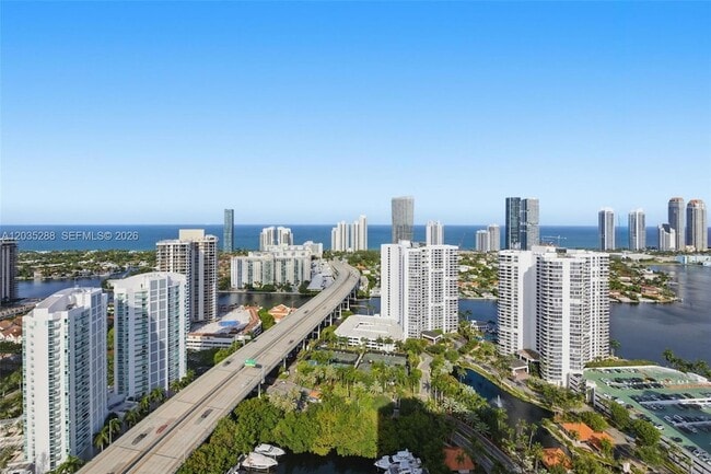 Building Photo - 3500 Mystic Pointe Dr
