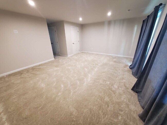 Building Photo - Beautiful 3 bedroom 2 1/2 bath townhome available for lease in Swedesboro