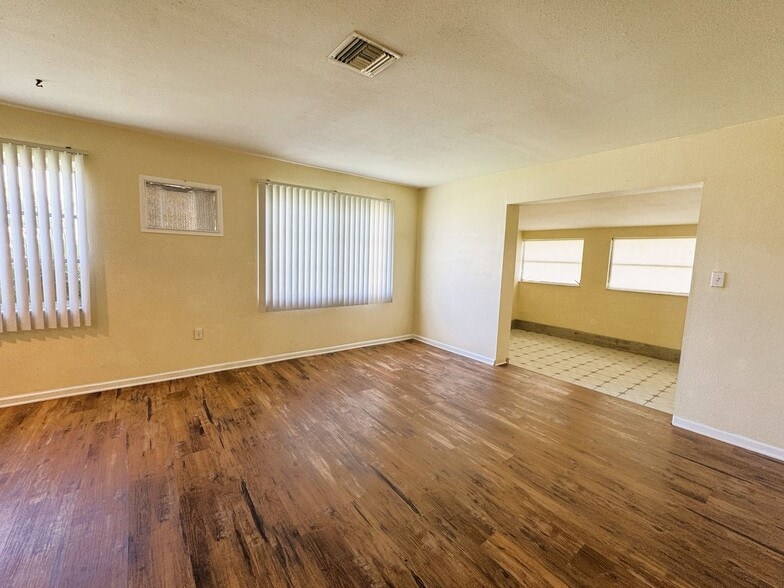 Building Photo - Cozy 3 Bedroom Home with Updated Kitchen and Spacious Yard in Port Charlotte