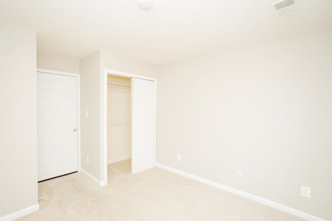 Building Photo - 2815 Lee Oaks Ct