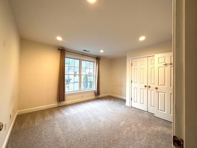 Building Photo - 27 Meyer Hill Dr