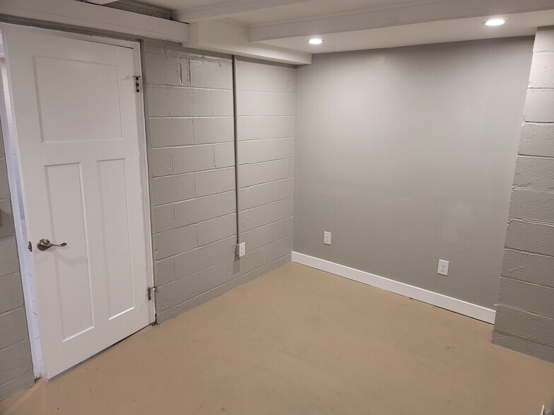Front bedroom - 329 1/2 S Hocker Ave