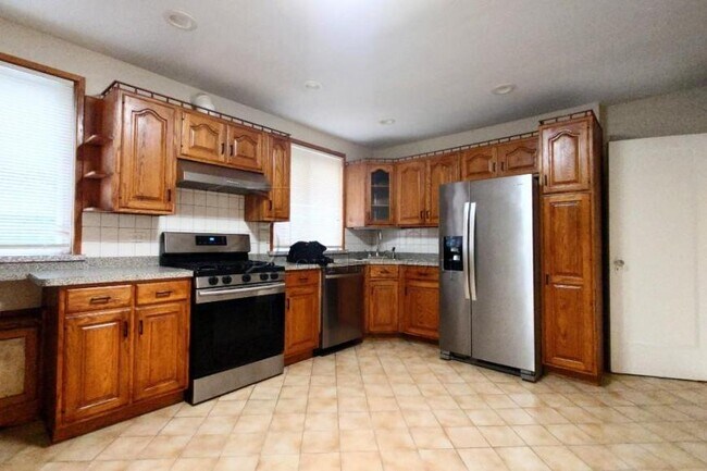 Building Photo - 3 bedroom in ASTORIA NY 11103