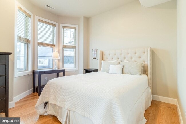 Building Photo - Three Bedroom Graduate Hospital Apartment