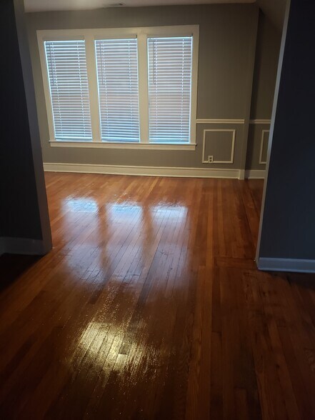 Building Photo - 938 N Parkside Ave