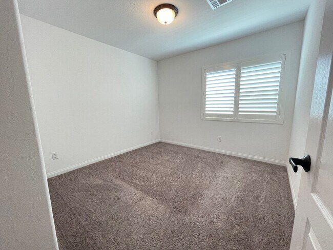 Building Photo - 3 Story house 4 bedroom / 3.5 bath, Southwest