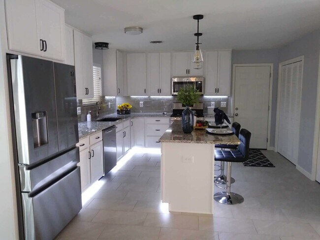 Building Photo - Gorgeous 3 bedroom, 2 bath