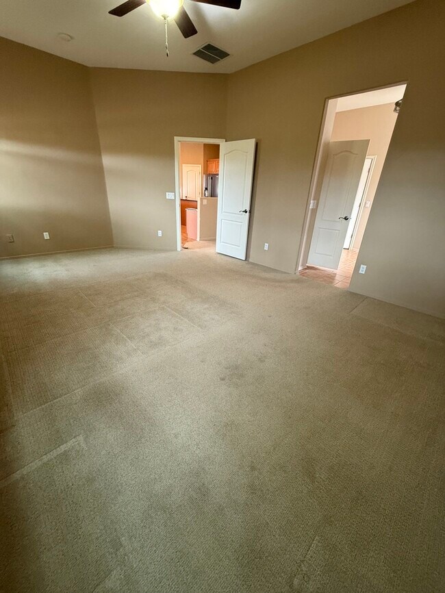 Building Photo - HOUSE FOR RENT