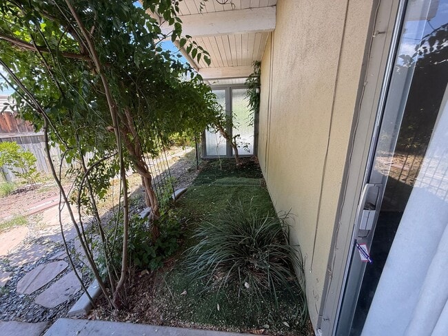 Building Photo - High Desert Retreat- 3 Bedrooms, 2 Bathroo...