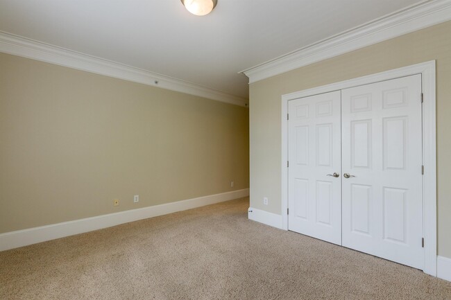 Building Photo - 821 Waterford Lake Dr