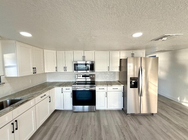 Building Photo - 715 E Silver Star Rd