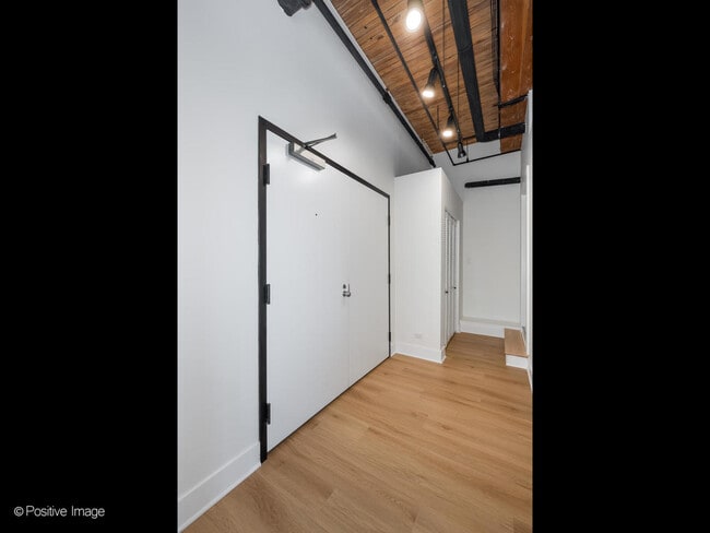 Building Photo - 1725 W North Ave