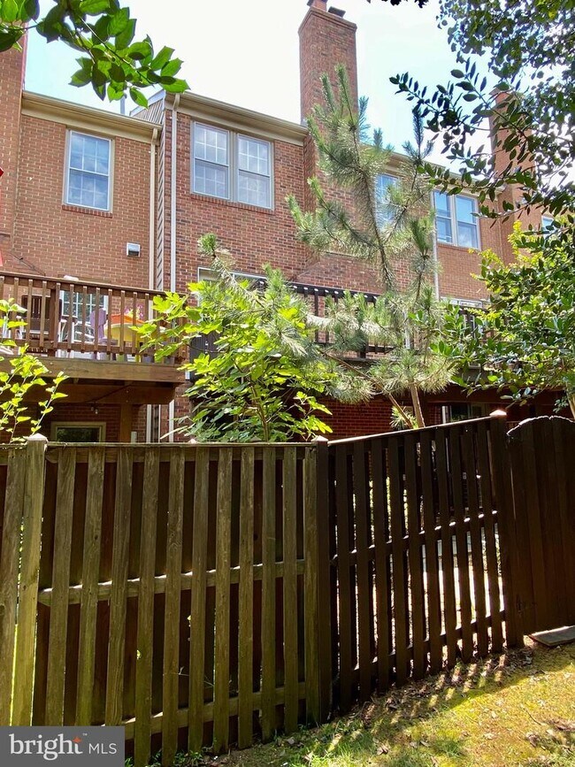 Building Photo - 2110 Eluna Ct