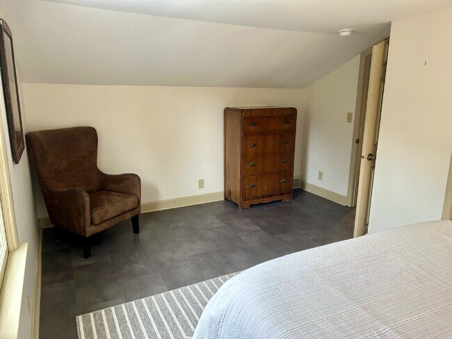 Building Photo - Experience life on Duluth's Skyline Parkway with breathtaking views of Lake Superior and the Dulu...