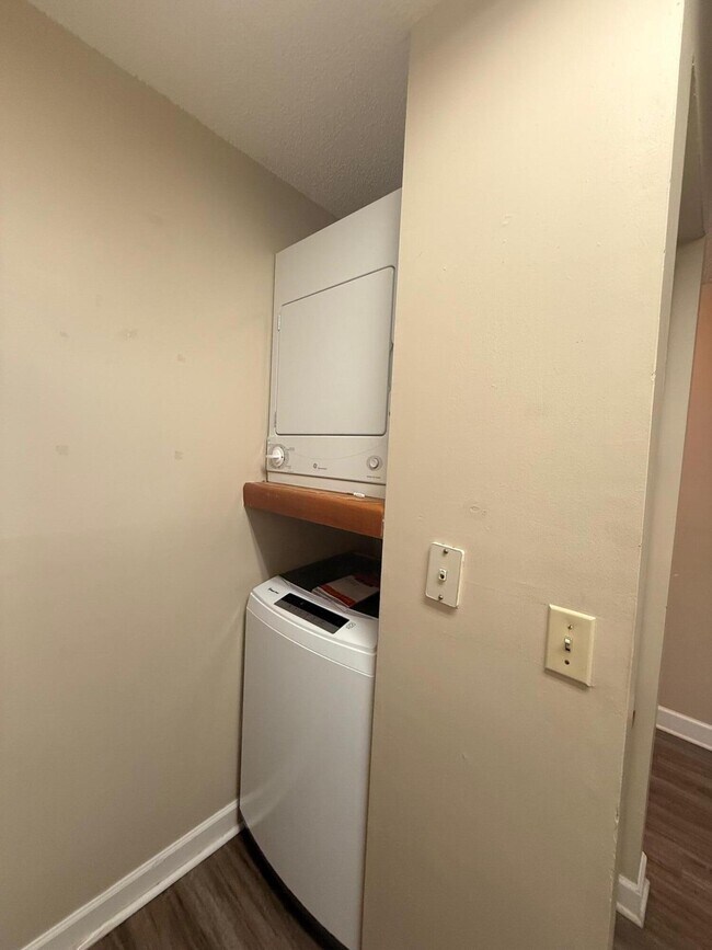 Building Photo - 304 Westlake Ct