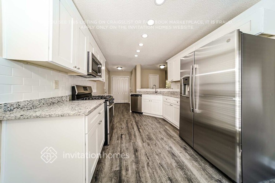 Building Photo - 204 Revolutionary Dr