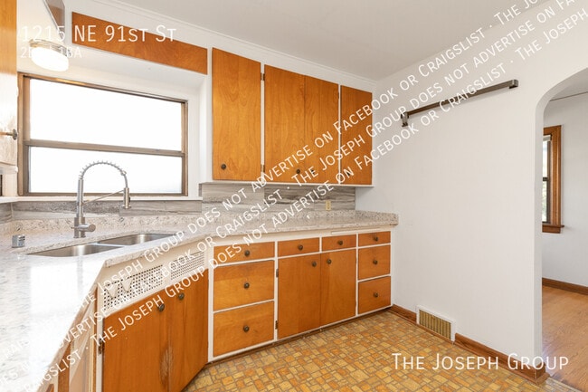 Building Photo - 1215 NE 91st St