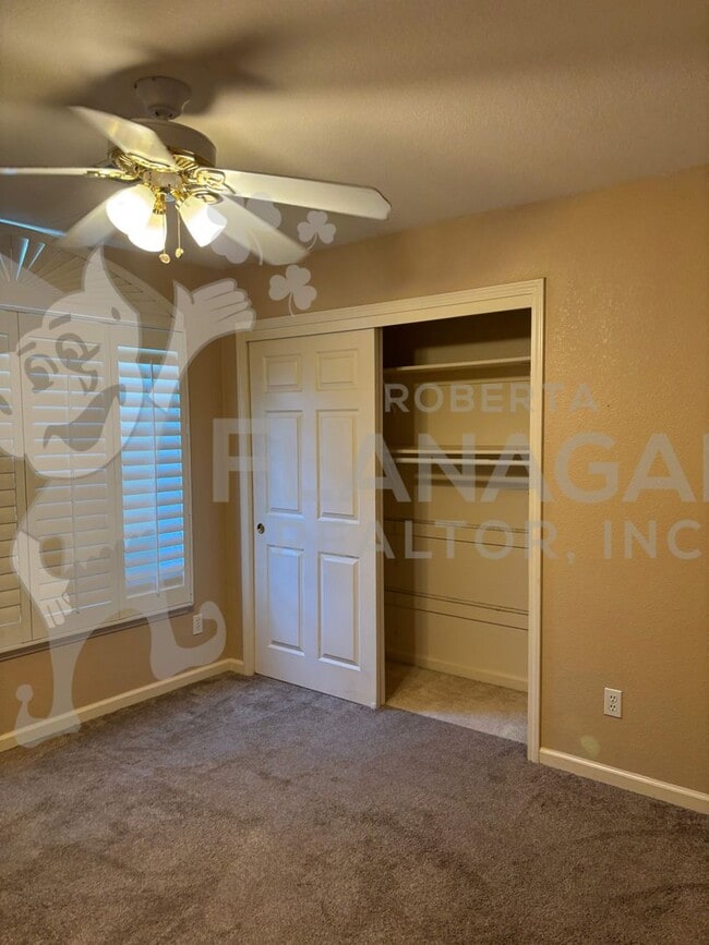 Building Photo - Large 4 Bedroom/ 2  Bathroom home