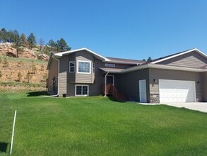Building Photo - 4 BEDROOM | 3 BATH | TOWNHOME | GARAGE | WEST SIDE