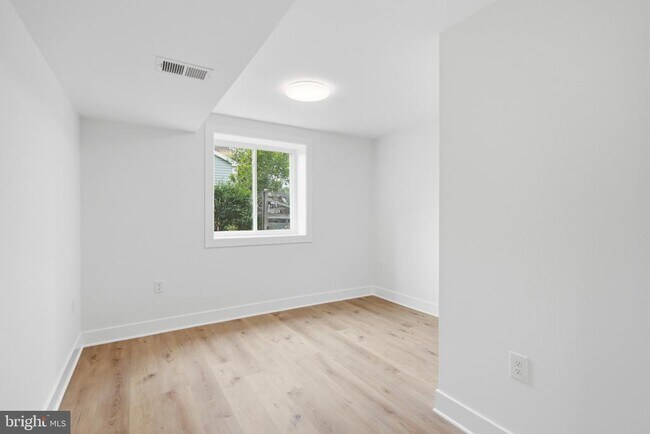 Building Photo - 202 Leslie Ct