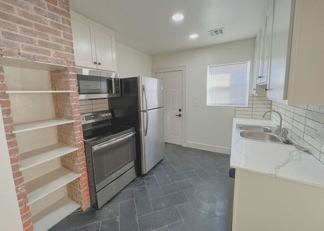 Building Photo - $500 OFF FIRST MONTHS RENT! Charming Duplex on 21st St.