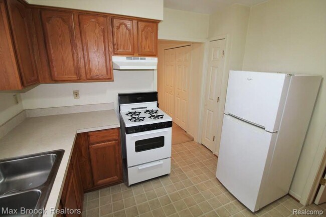 Building Photo - 368 S Wing St