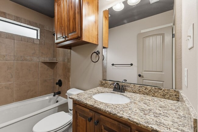 Building Photo - Spacious 3 Bed, 2 Bath House in Edelweiss Gartens Available Now!