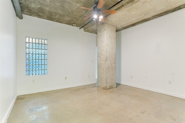 Building Photo - 2000 Bagby St