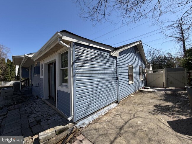 Building Photo - 322 W Nicholson Rd