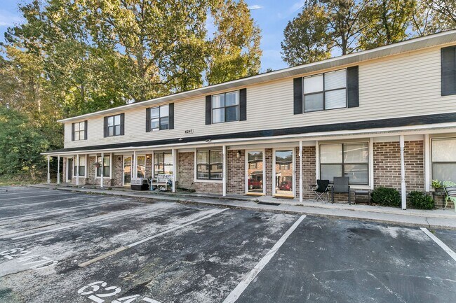 Building Photo - Fully Renovated 2 Bedroom Townhome in a Co...