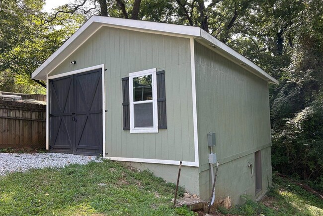 Building Photo - Modern 2BR/1.5BA Property with Renovated Interior and Unique Bonus Spaces