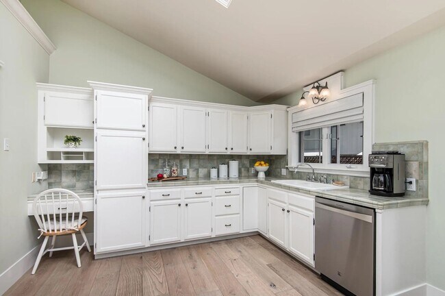 Building Photo - Updated 3BD/2BA Menlo Park Home with French Oak Floors + Bonus Room