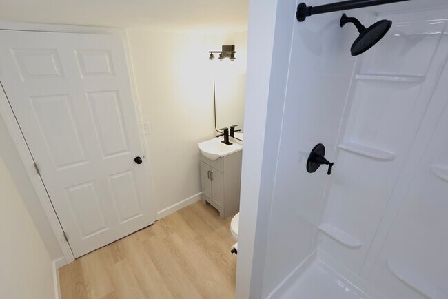 Building Photo - 843 Davies Ave