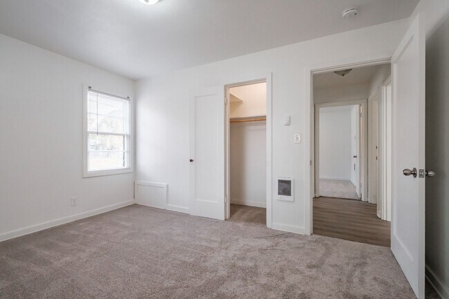 Building Photo - 2490 Maple Ave NE