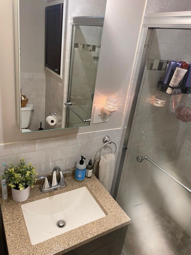 Building Photo - WOW!!!!  NO FEE!!  GORGEOUS 4 BED/2 BATH APARTMENT IN BRIGHTON'S OAK SQUARE AVAIL 9/1