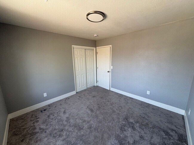 Building Photo - Solar equipped Lemoore home Available Now!