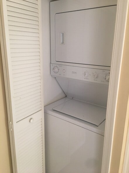 Washer-dryer on upper level - 201 Dey St
