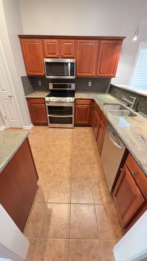 Building Photo - Charming 3-bedroom, 2-bath home located in...