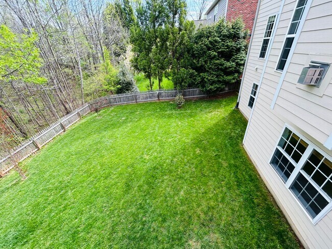 Building Photo - Incredible 4 bedroom/5 bath Tri-level home in Willoughby Park in NW Greensboro with finished base...