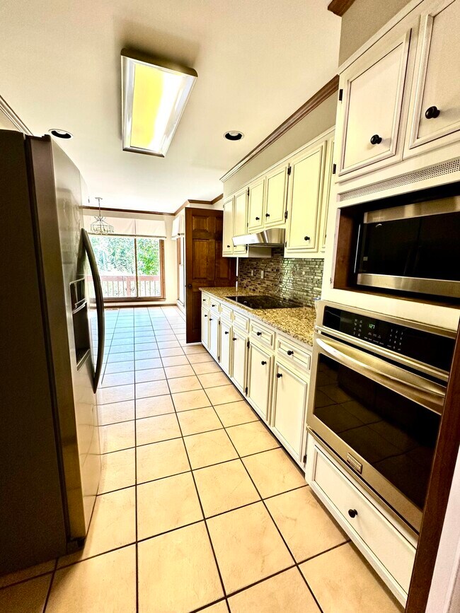 Building Photo - 527 Brandermill Rd