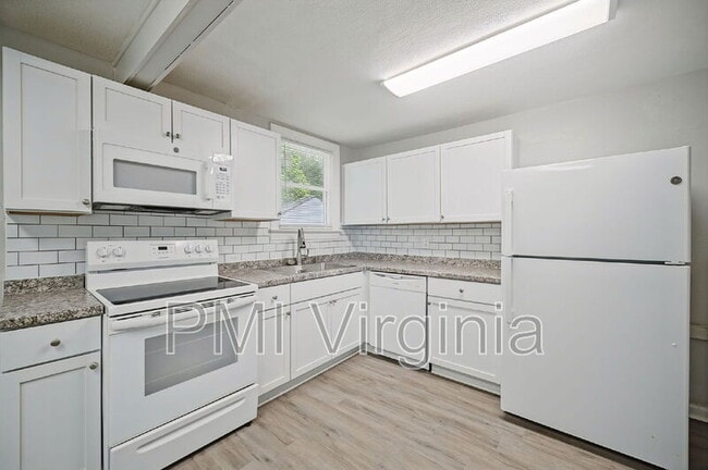 Building Photo - 3407 Essex Cir