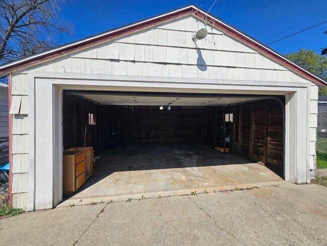 Building Photo - $2,095 - 3 Bed / 2 Bath Charming Rancher H...