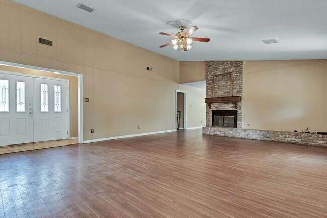 Building Photo - END OF JULY MOVE IN!!  Spacious 4 Bedroom 2 Bathroom Home with Huge Yard!