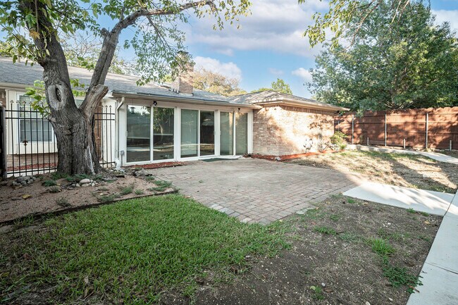 Building Photo - 1916 Westridge Dr