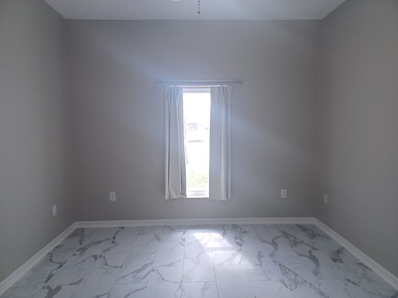 Building Photo - 2250 Candlewood Ln E