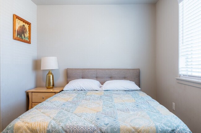 Building Photo - 5706 W 1st Pl