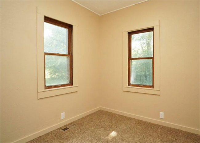Building Photo - 541 W Belmont Ave