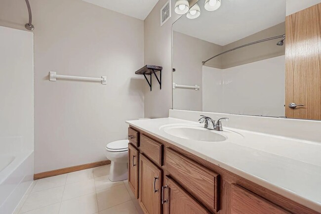 Building Photo - Rare 3bed 3bath Townhome in Rosemount